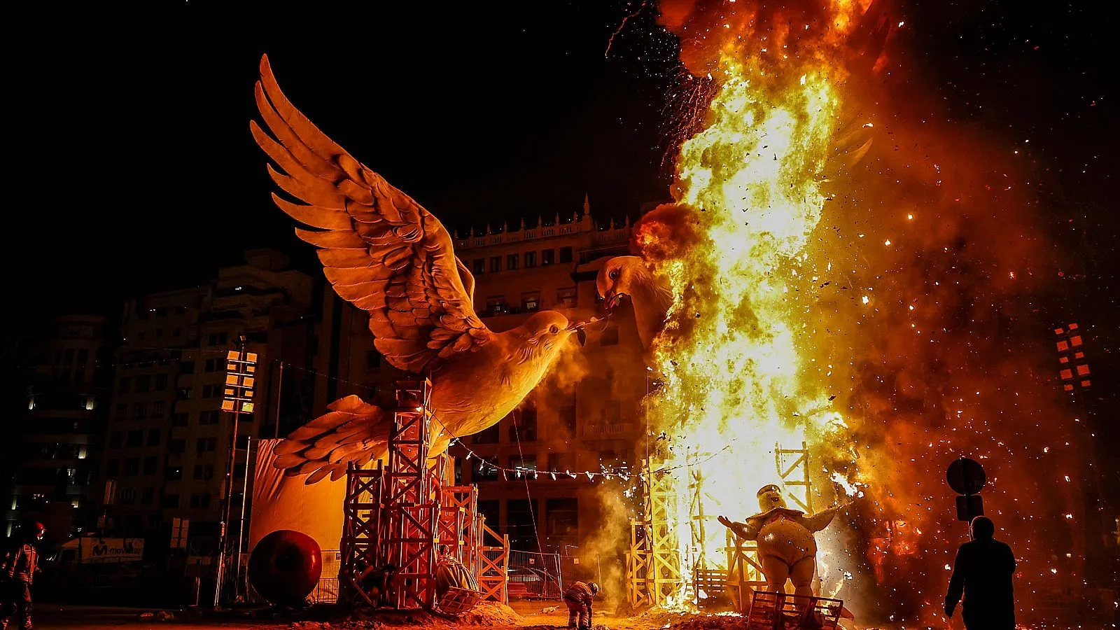Falla de Valencia iluminada de noche
